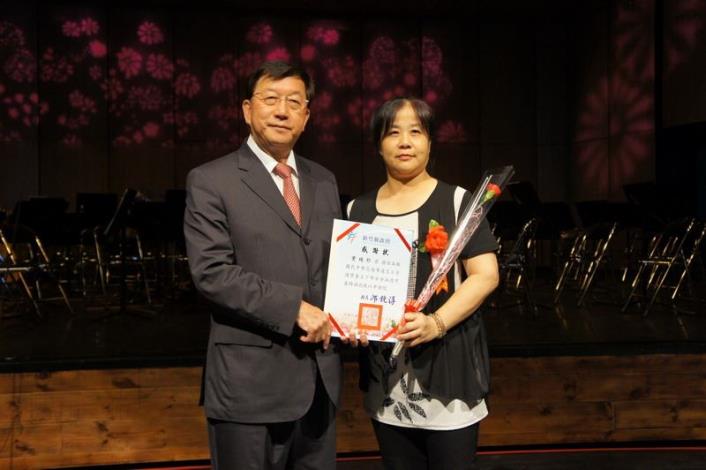 邱縣長表揚導護志工媽媽  邀請欣賞長榮交響樂團演出的桐花音樂會
